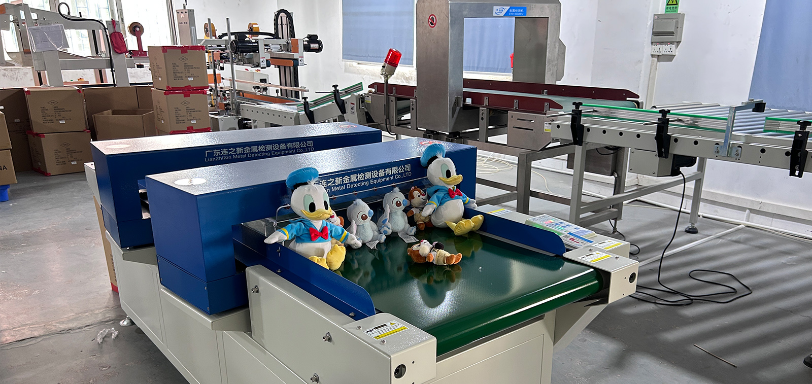 廣東某玩具廠使用連新牌玩具雙探頭檢針機(jī)和大包裝金屬檢測機(jī)