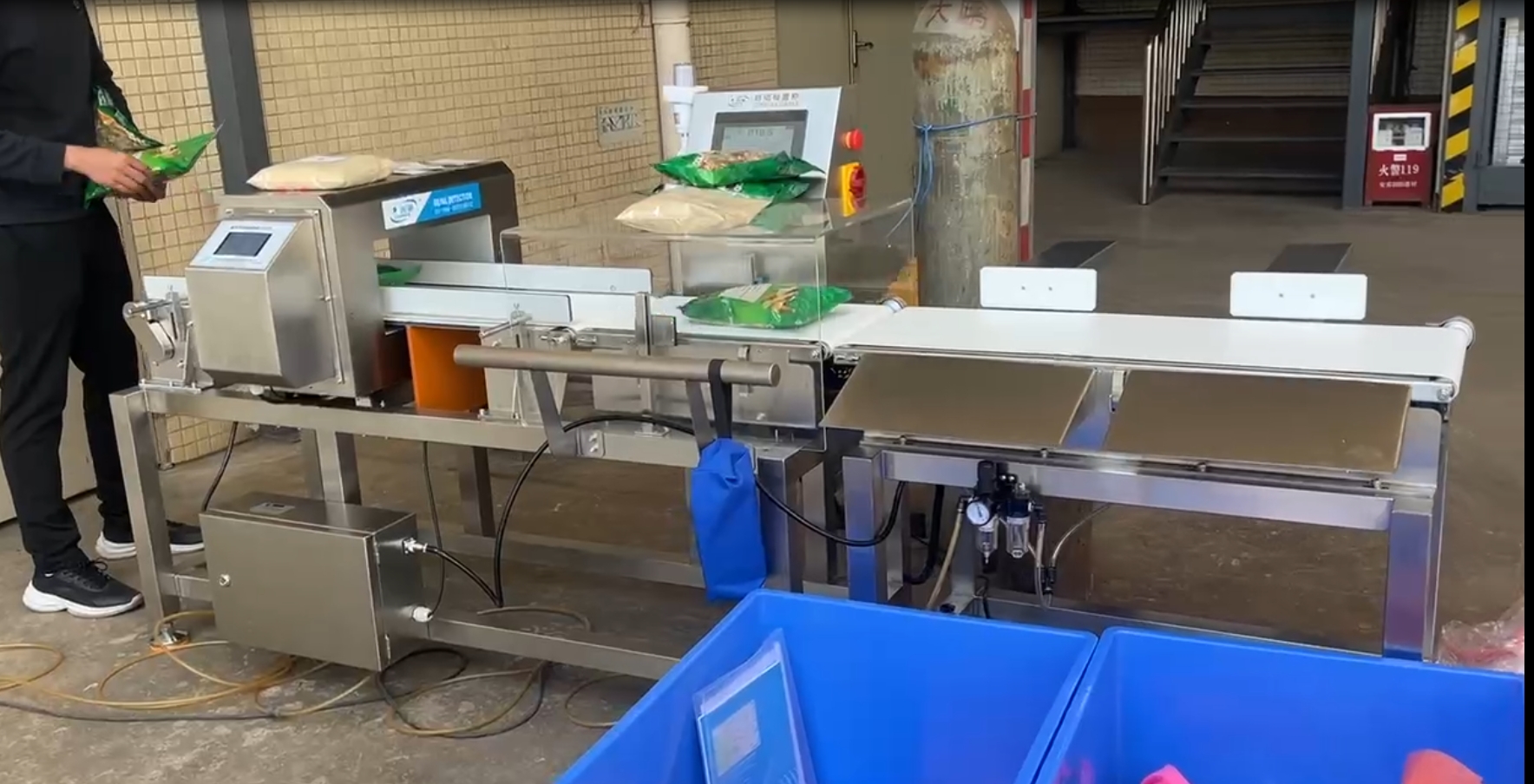 東莞市某藥材食品廠金檢稱重一體機(jī)使用現(xiàn)場